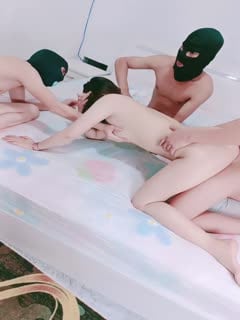 多人群P，多个白嫩妹子，床边操操，女上位三男战一女完胜榨汁机第03集