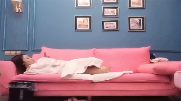 偷拍-男主高价约了个长腿苗窕贫乳御姐沙发上激情啪啪